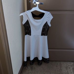 very cute black and white dress!